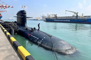 
INS 'Karanj' – a submarine of the Indian Navy arrived at the port of Colombo today (03 February) on a formal visit. The visiting submarine was welcomed by the Sri Lanka Navy in precision of naval traditions.
 
‘INS Karanj is a 67.5m long submarine with a crew of 53 and is commanded by Commander Arunabh.
 

